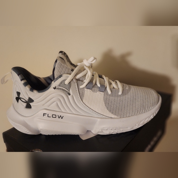 BNIB Under Armour Flow Futr X 2 Team Unisex Basketball Shoe size 10 men's & 11.5 - Picture 2 of 4